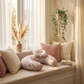 Coussin allaitement Papillon Duo motif fleurs roses sur banquette baie vitrée décor boho
