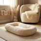 Cocon nid velours beige en ambiance nursery scandinave
