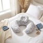 Coussin Papillon Duo motif Petites Fleurs Bleues — mise en scène chambre bébé